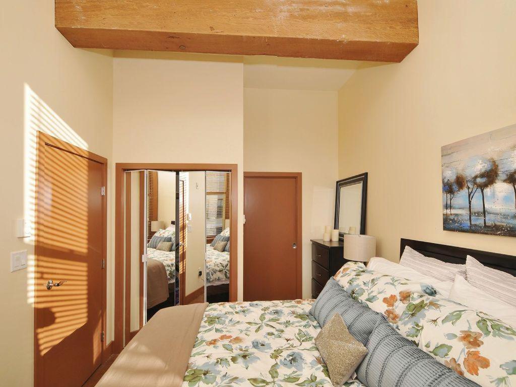 Gorgeous Luxury 2 Bedroom 2 Bath Condo In Old Town Victoria