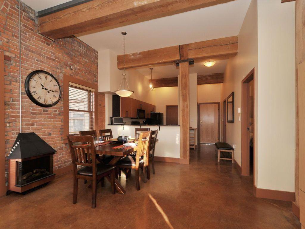 Gorgeous Luxury 2 Bedroom 2 Bath Condo In Old Town Victoria