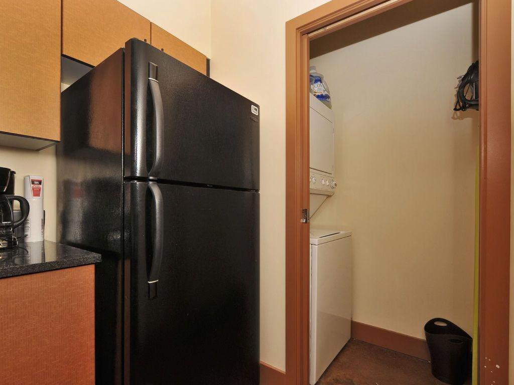 Gorgeous Luxury 2 Bedroom 2 Bath Condo In Old Town Victoria