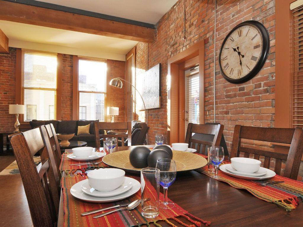 Gorgeous Luxury 2 Bedroom 2 Bath Condo In Old Town Victoria