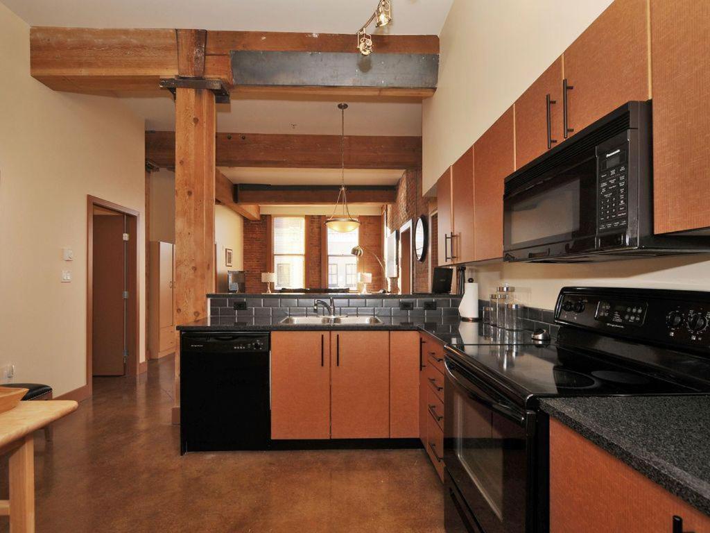 Gorgeous Luxury 2 Bedroom 2 Bath Condo In Old Town Victoria