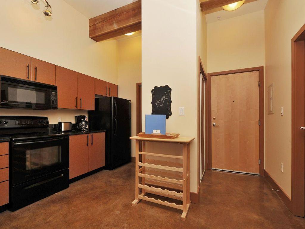Gorgeous Luxury 2 Bedroom 2 Bath Condo In Old Town Victoria