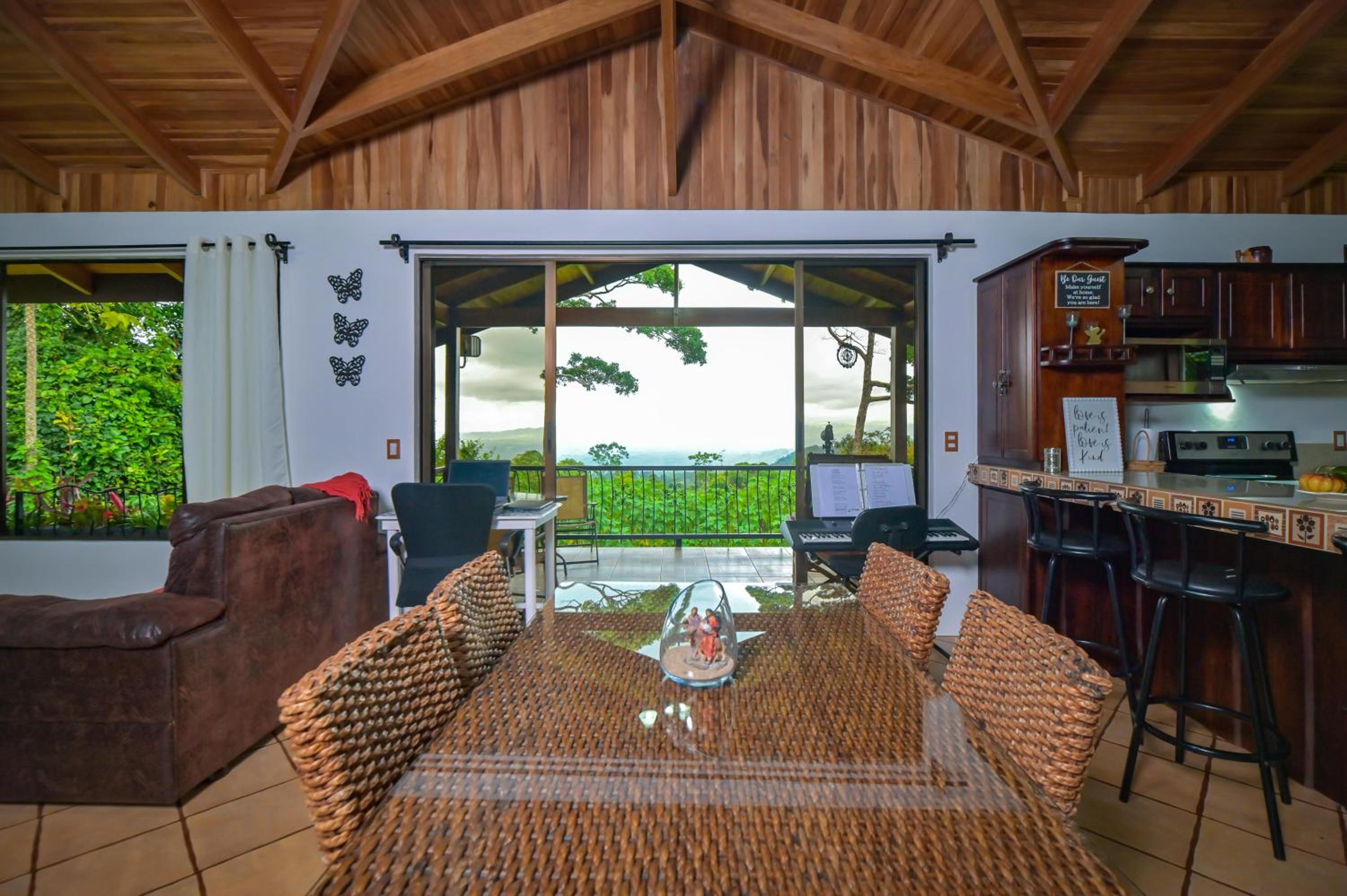 Bromelia House