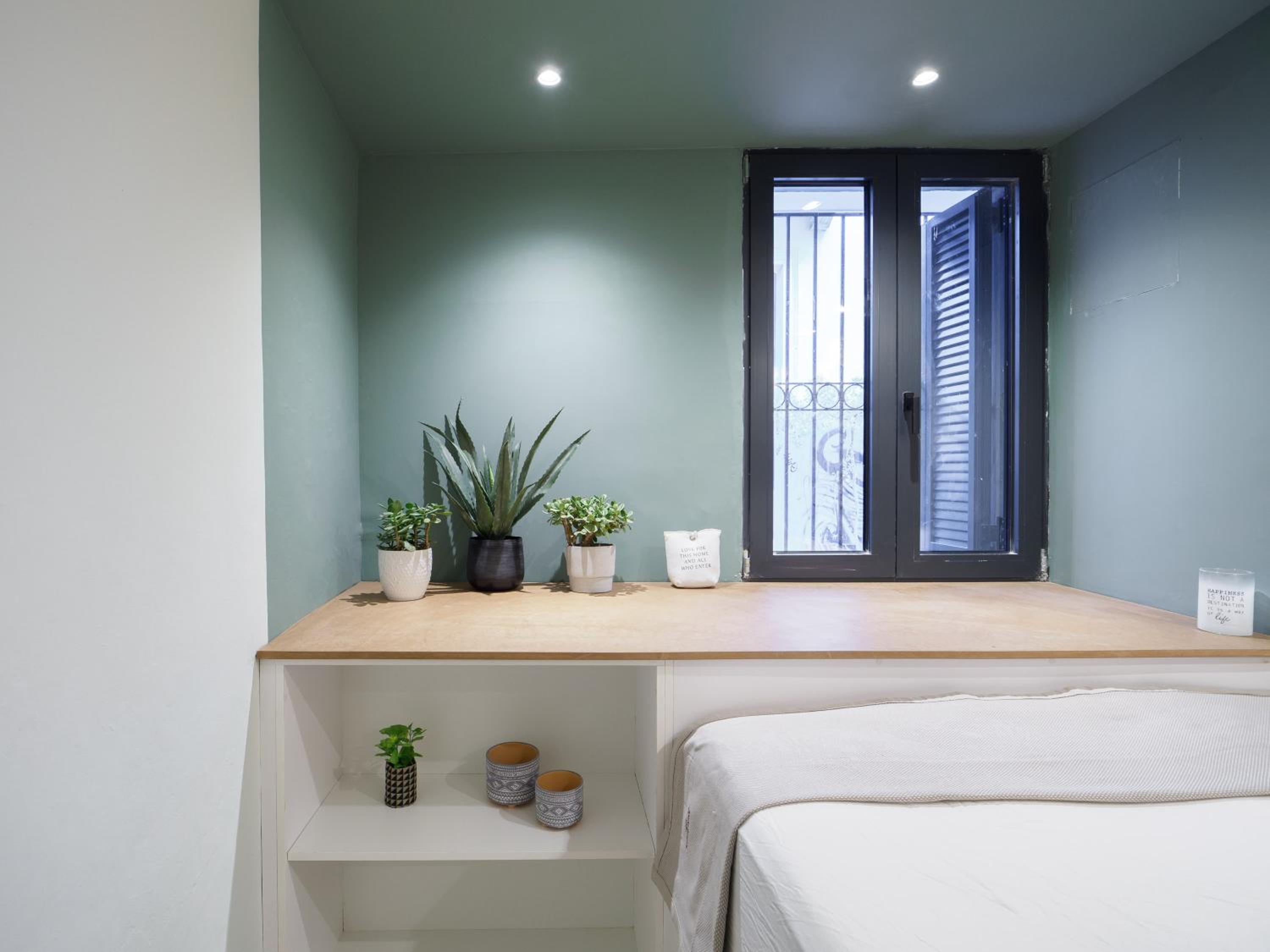Athenian central Studio with Garden!