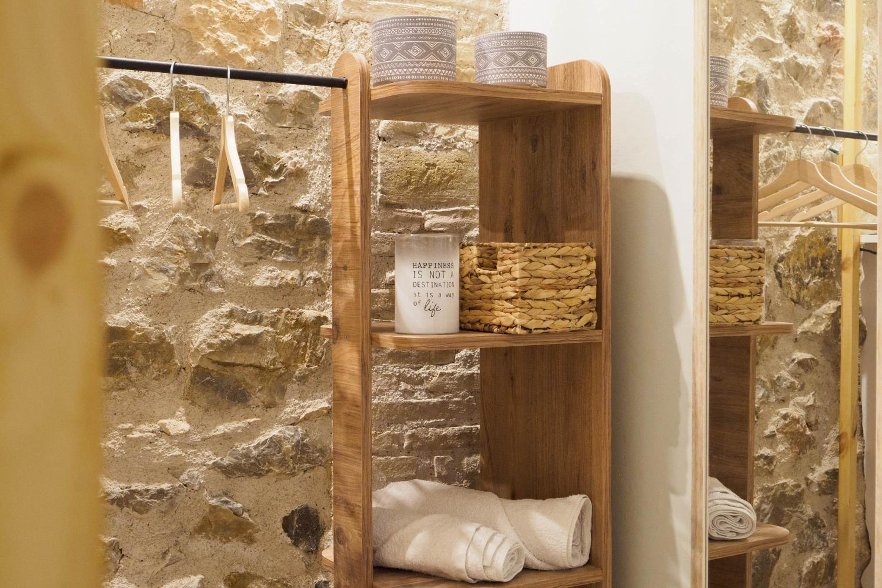 Athenian central Studio with Garden!