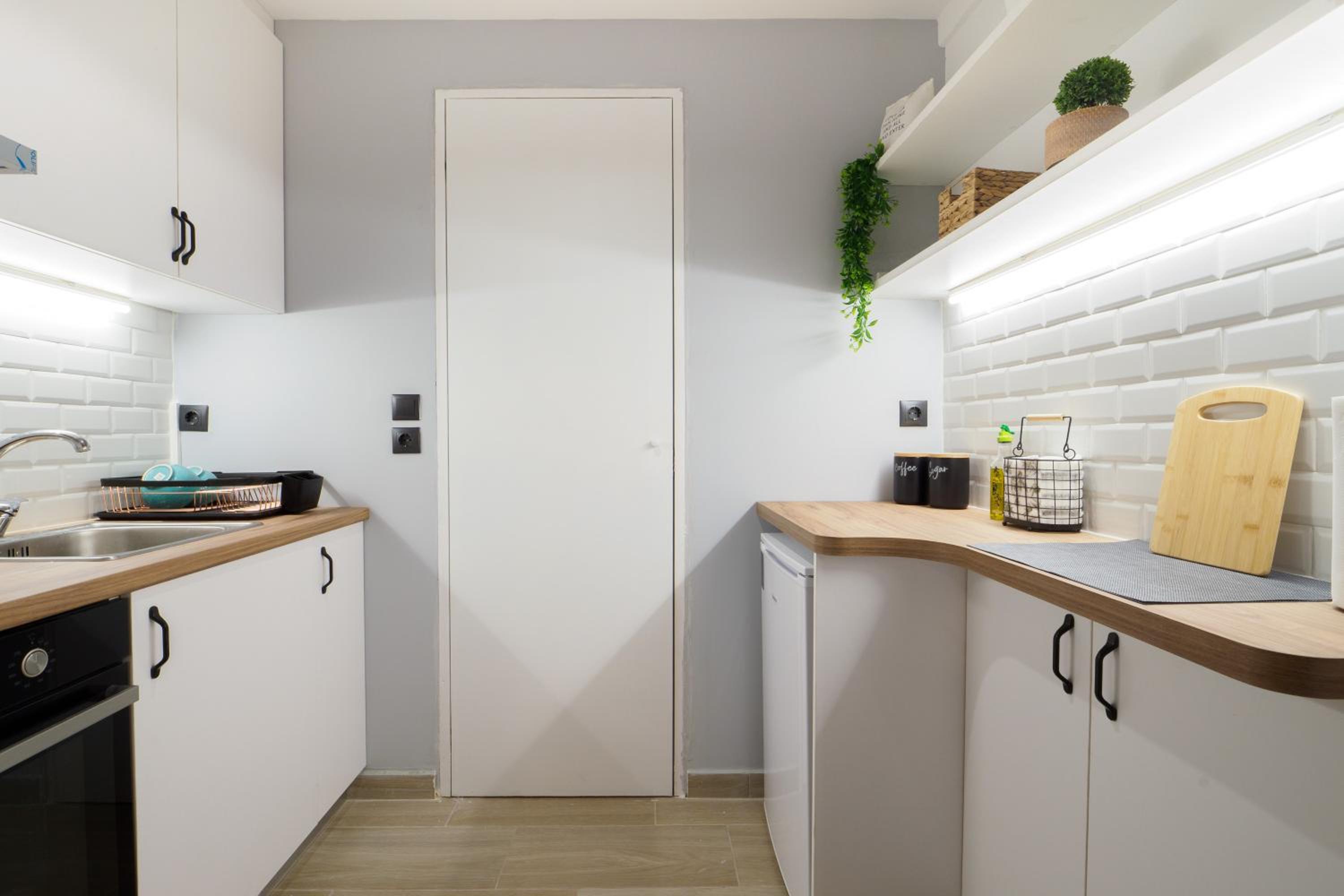 Athenian central Studio with Garden!