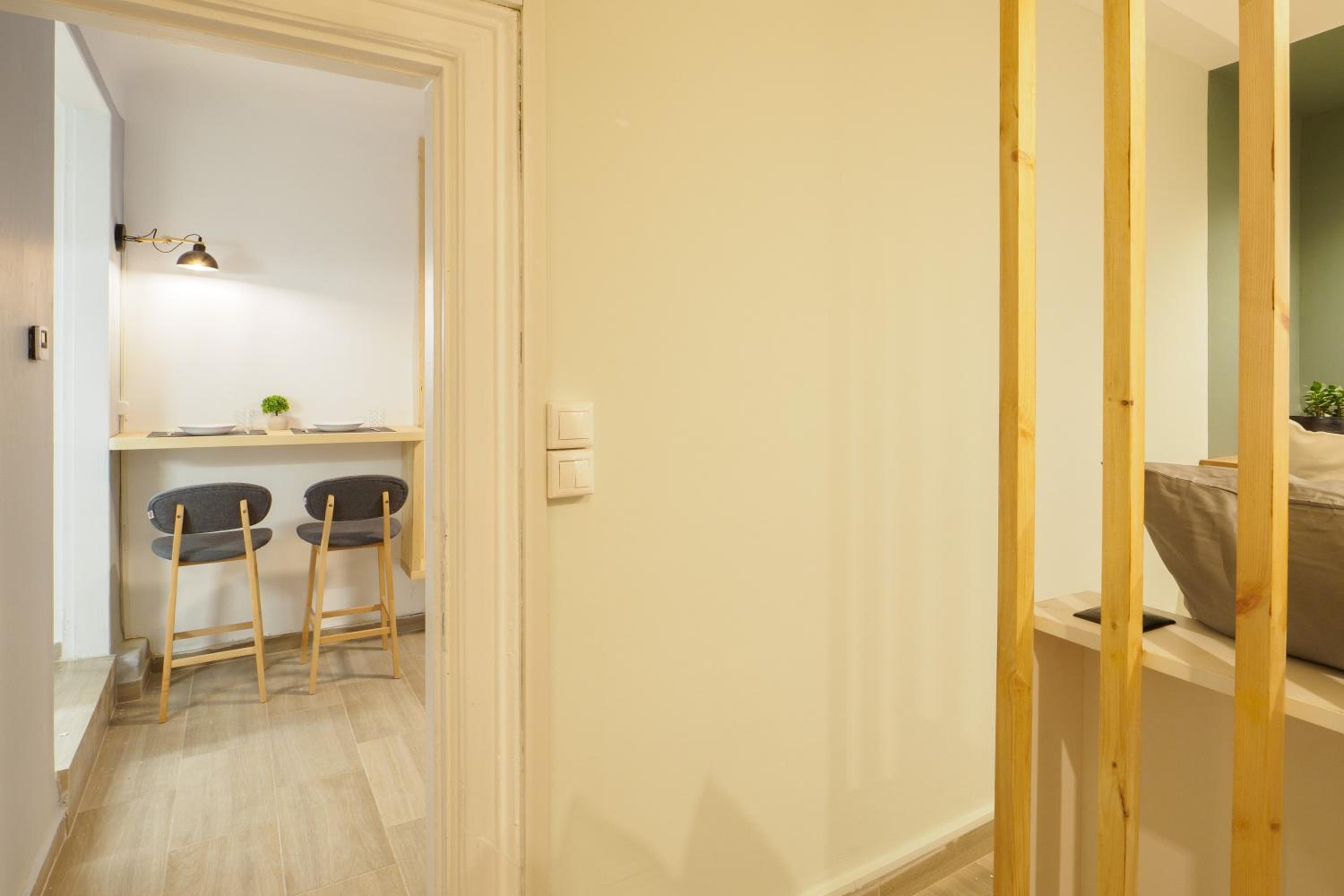 Athenian central Studio with Garden!