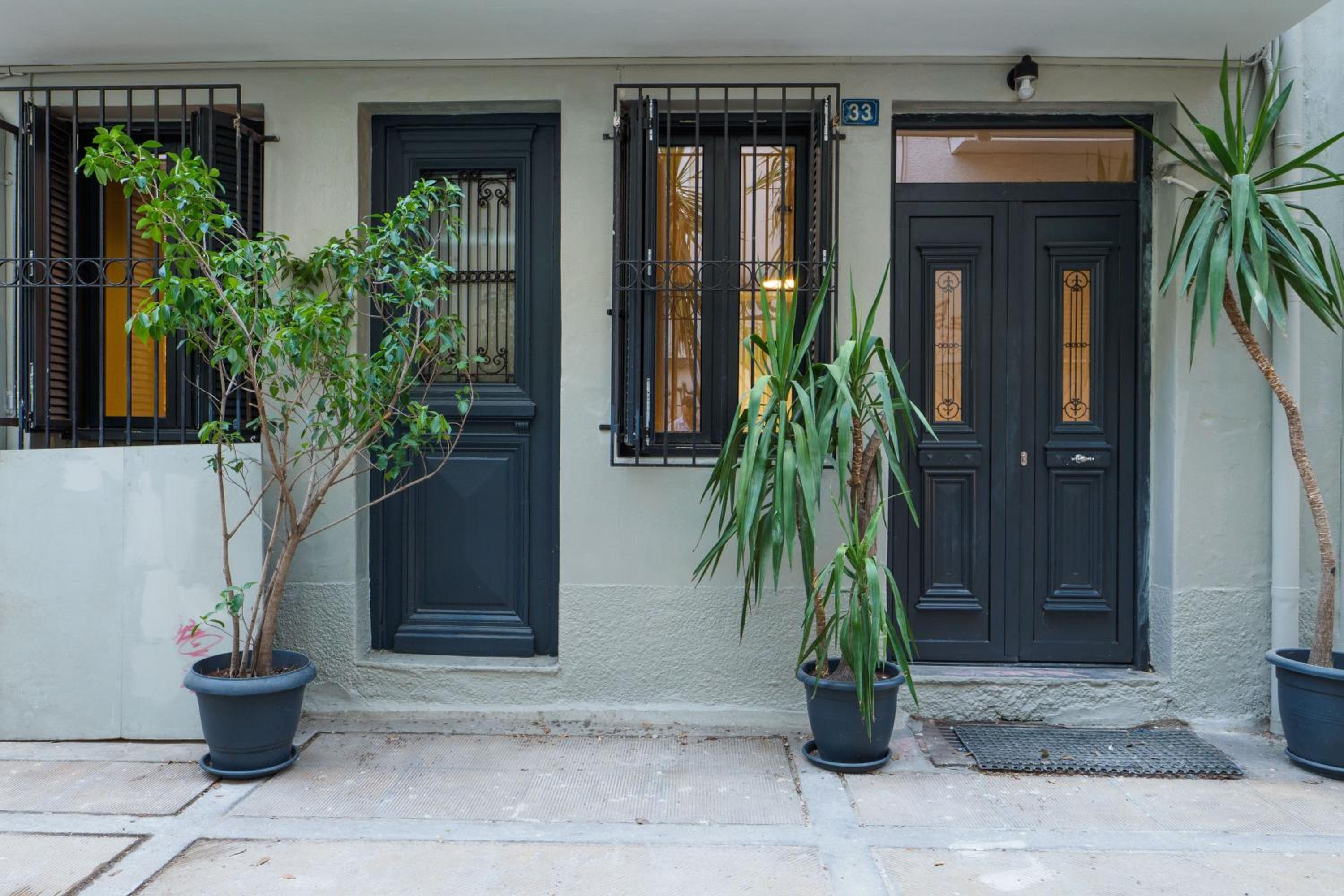 Athenian central Studio with Garden!