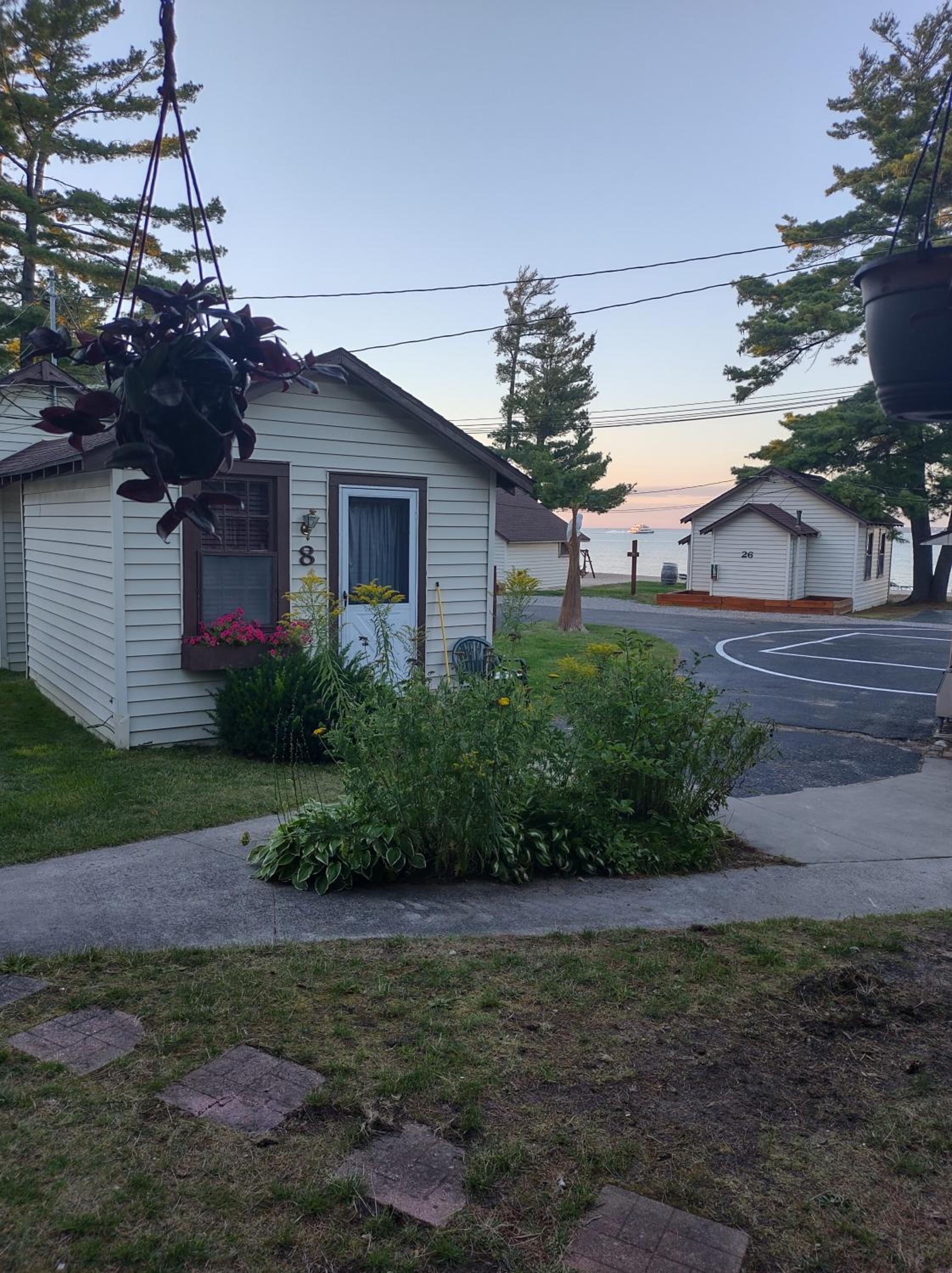 Beach House Lakeside Cottages