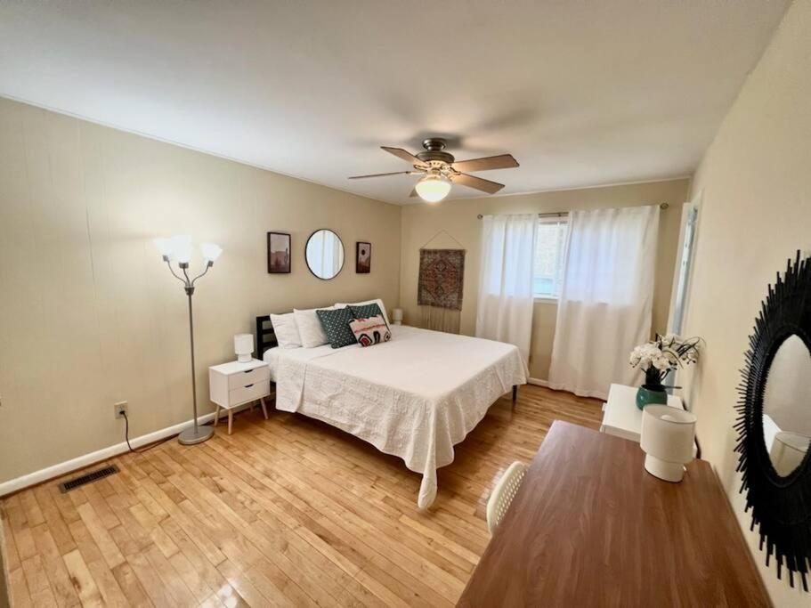 Raleigh Vacations - Comfortable Townhome  King Beds  Long Term - Property Image 1
