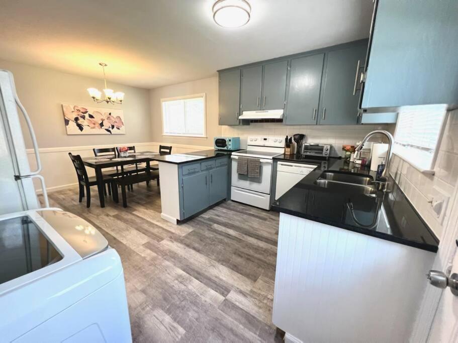 Comfortable Townhome King Beds Long Term - Property Image 2