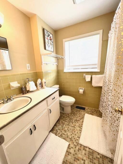 Comfortable Townhome King Beds Long Term - Property Image 3