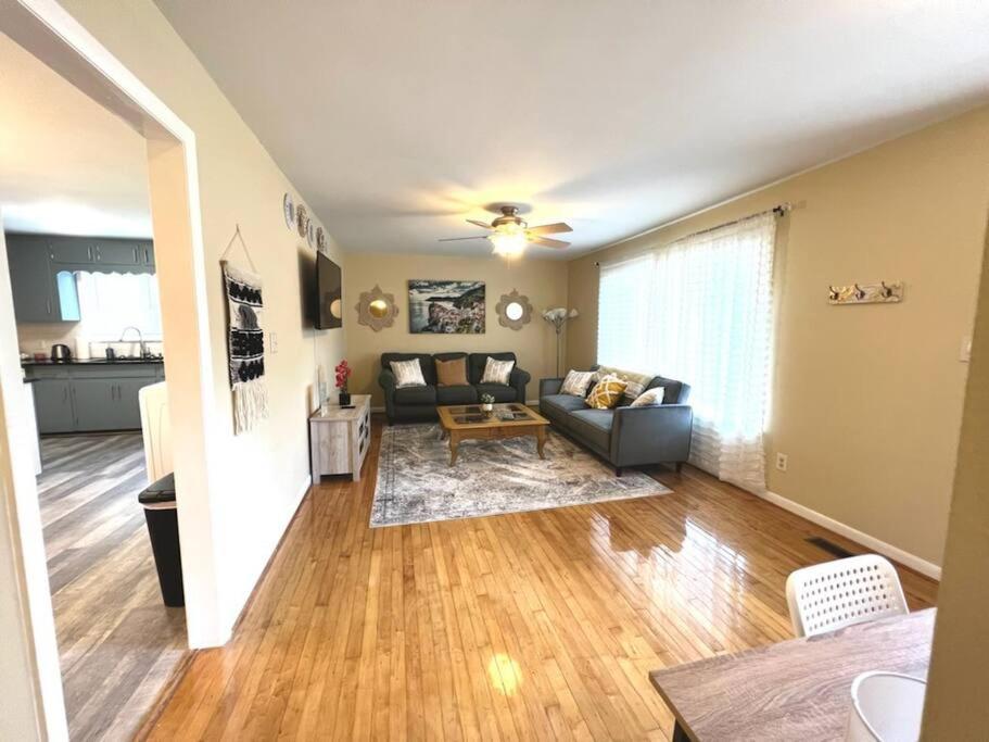 Comfortable Townhome King Beds Long Term - Property Image 7