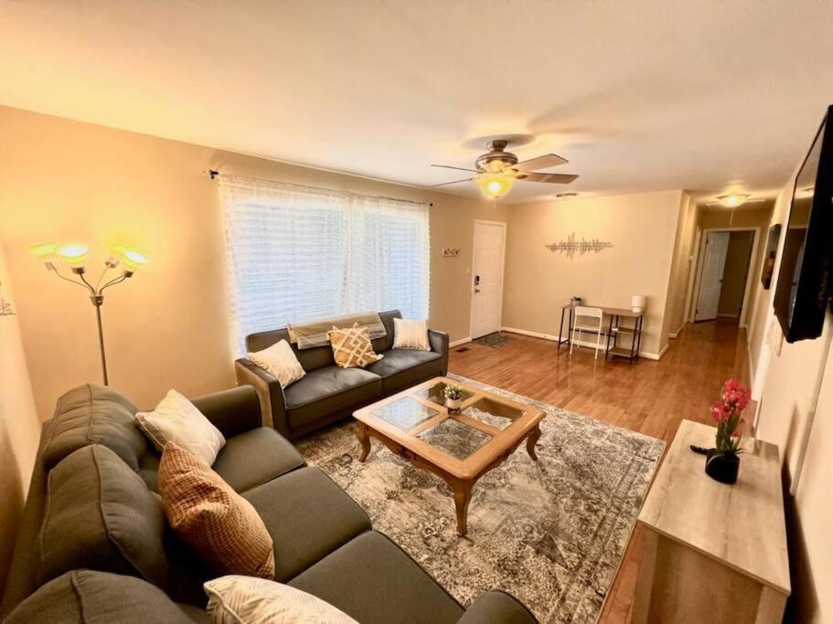 Comfortable Townhome King Beds Long Term - Property Image 8