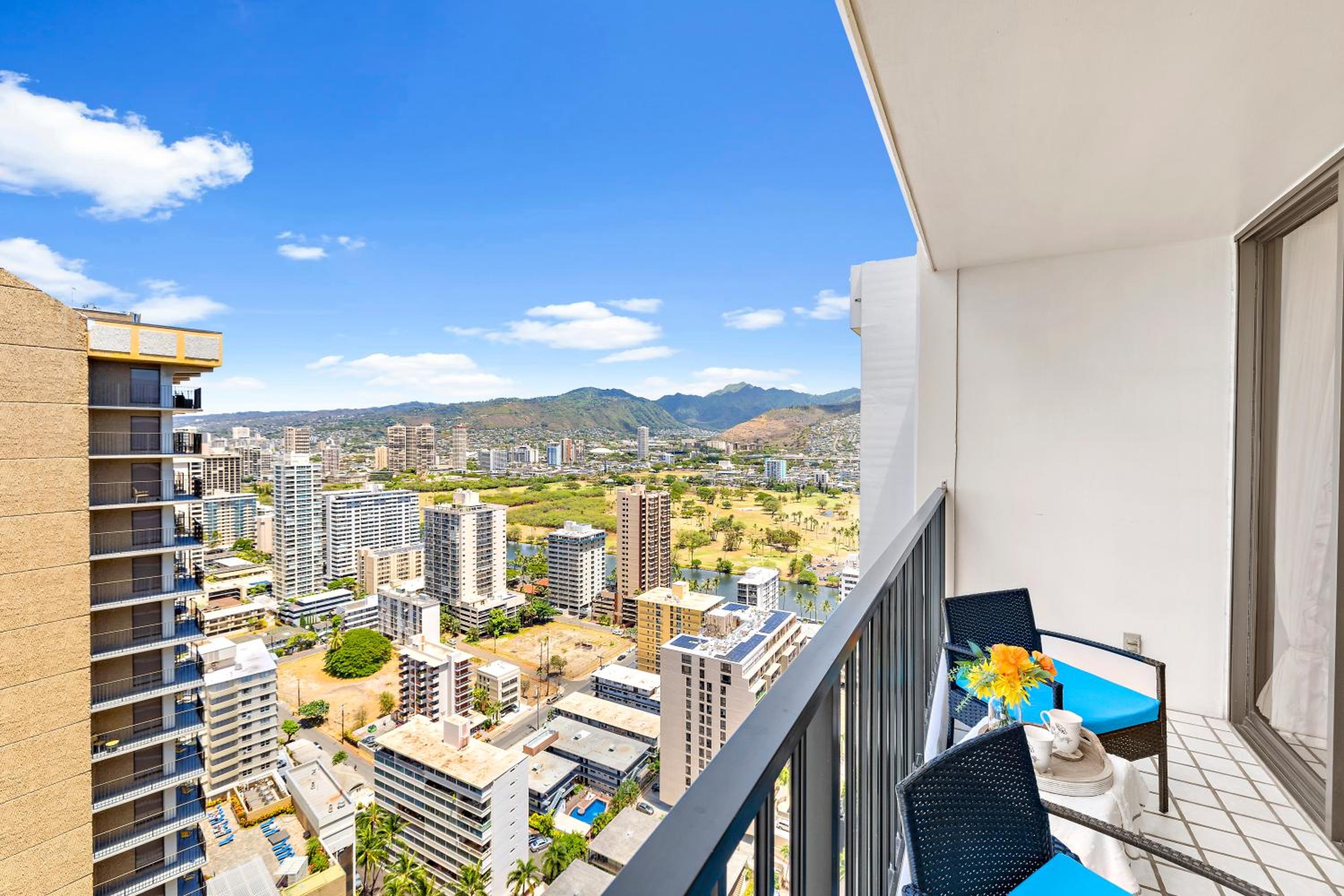 36Fl with Ocean View, Mins to Waikiki Beach, Parking view 3