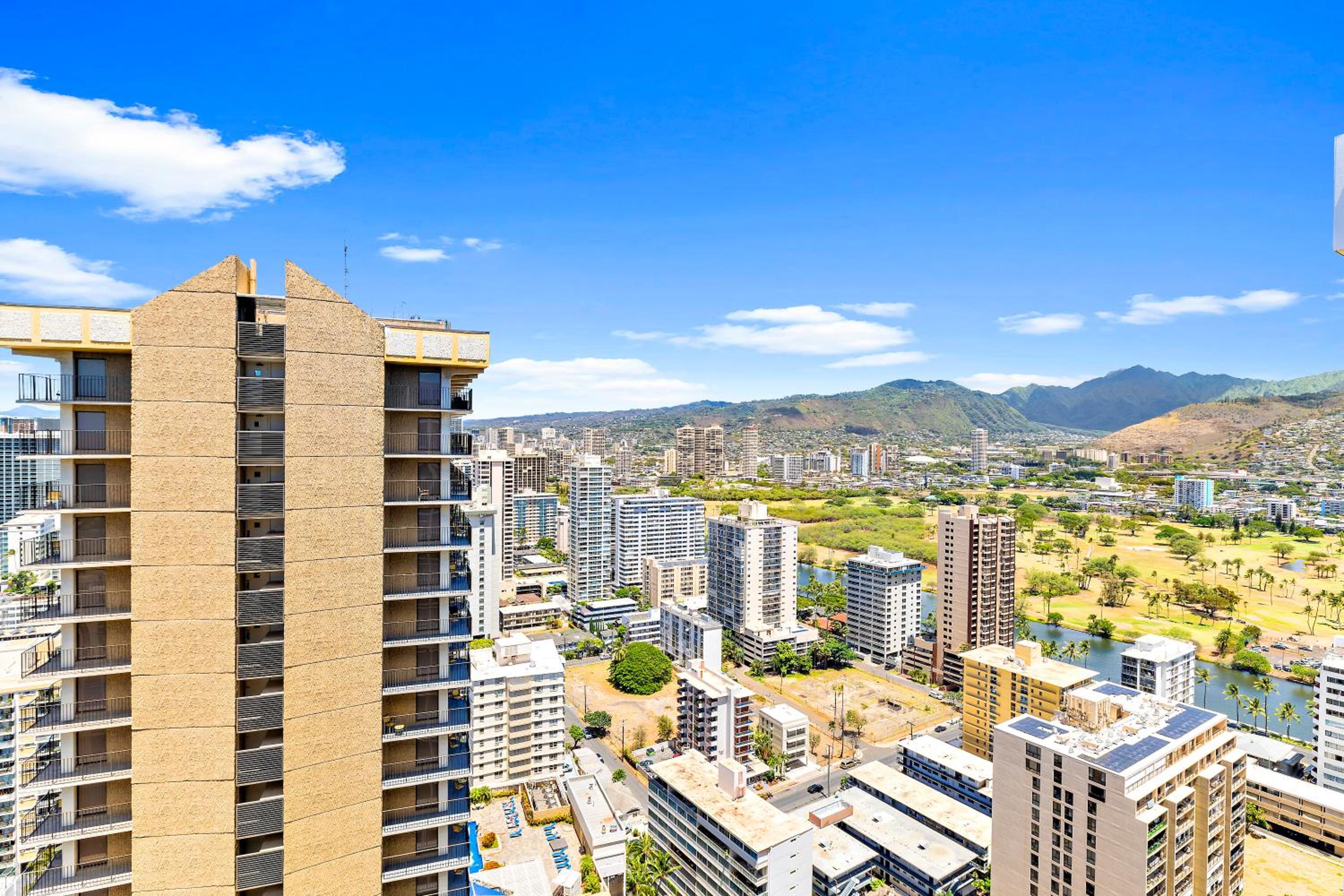 36Fl with Ocean View, Mins to Waikiki Beach, Parking view 4