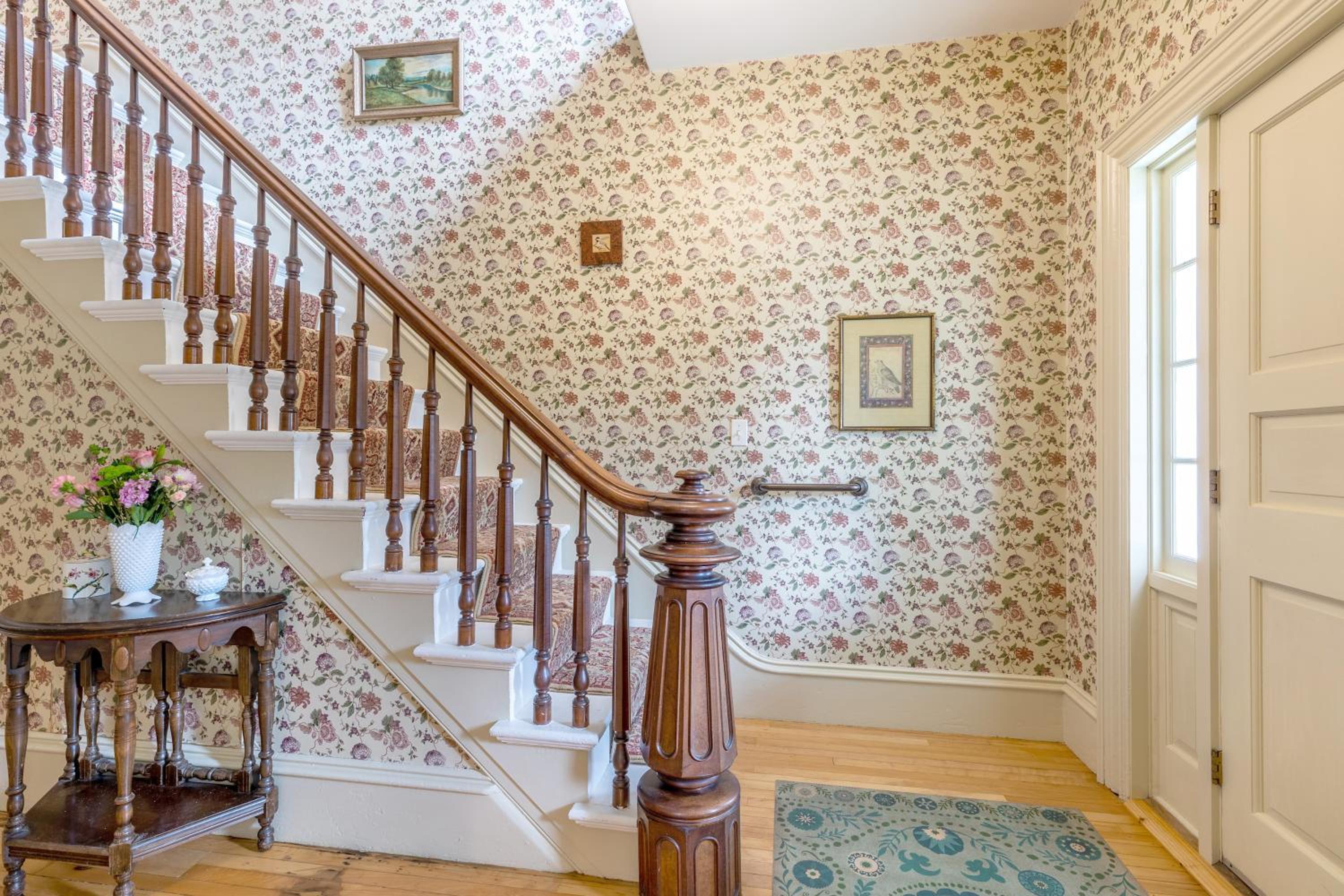 The School House - Walk to all Shops and Restaurants - New Remodel view 2
