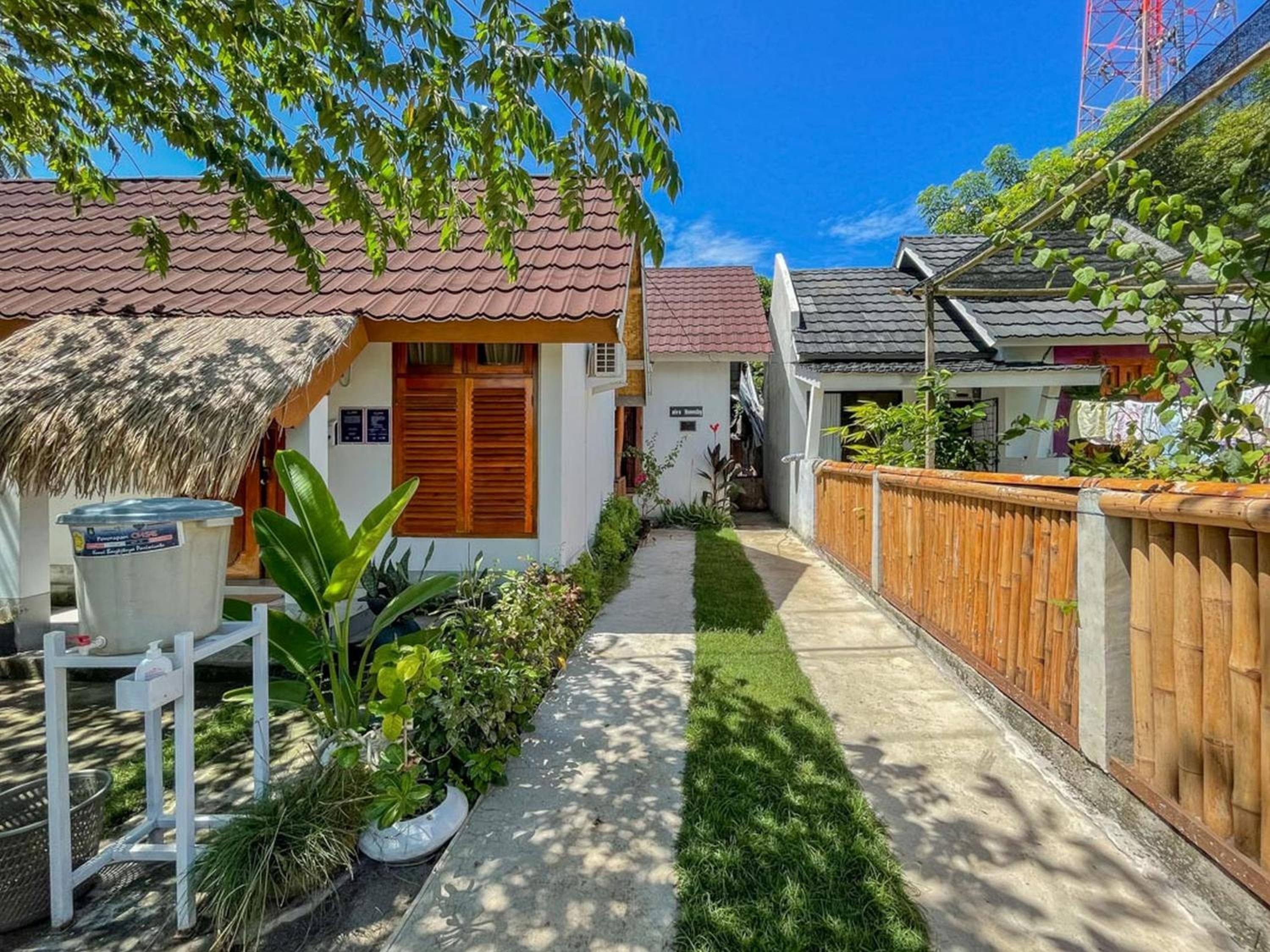 Aira Homestay near Pantai Kuta Mandalika Mitra RedDoorz view 2