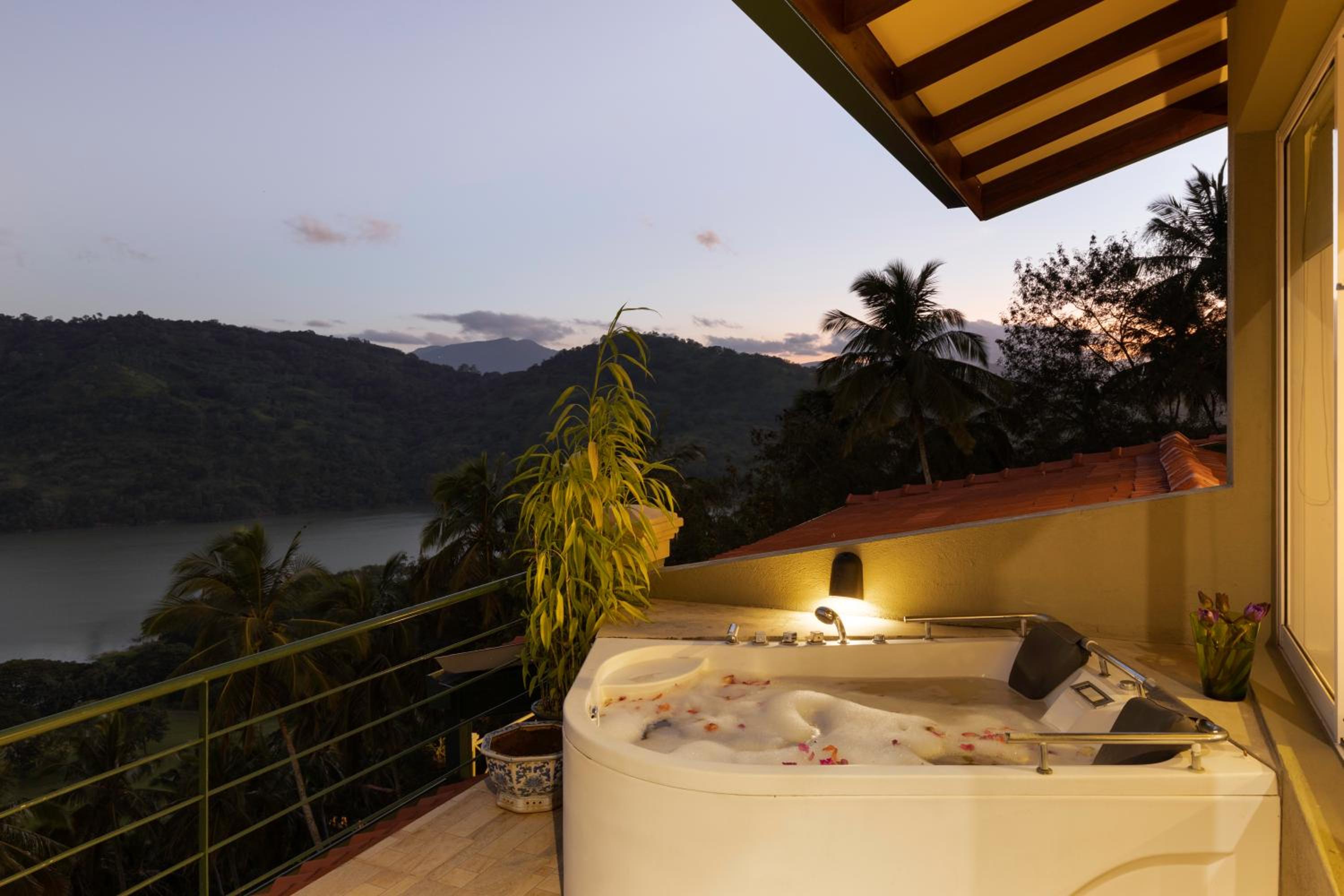 The Albatross, Kandy