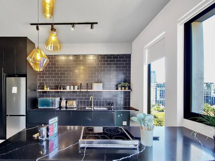 Stylish Studio Apartment with Rooftop Pool!