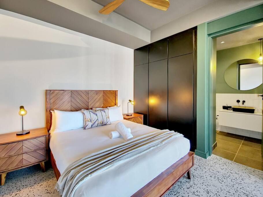 Stylish Studio Apartment with Rooftop Pool!