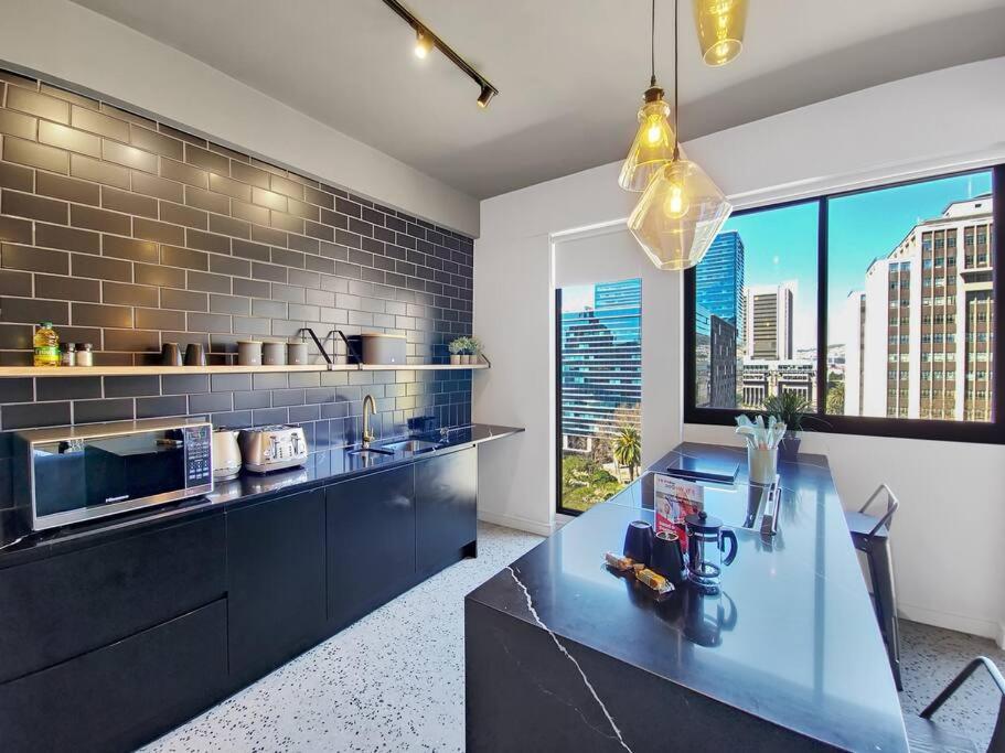 Stylish Studio Apartment with Rooftop Pool!