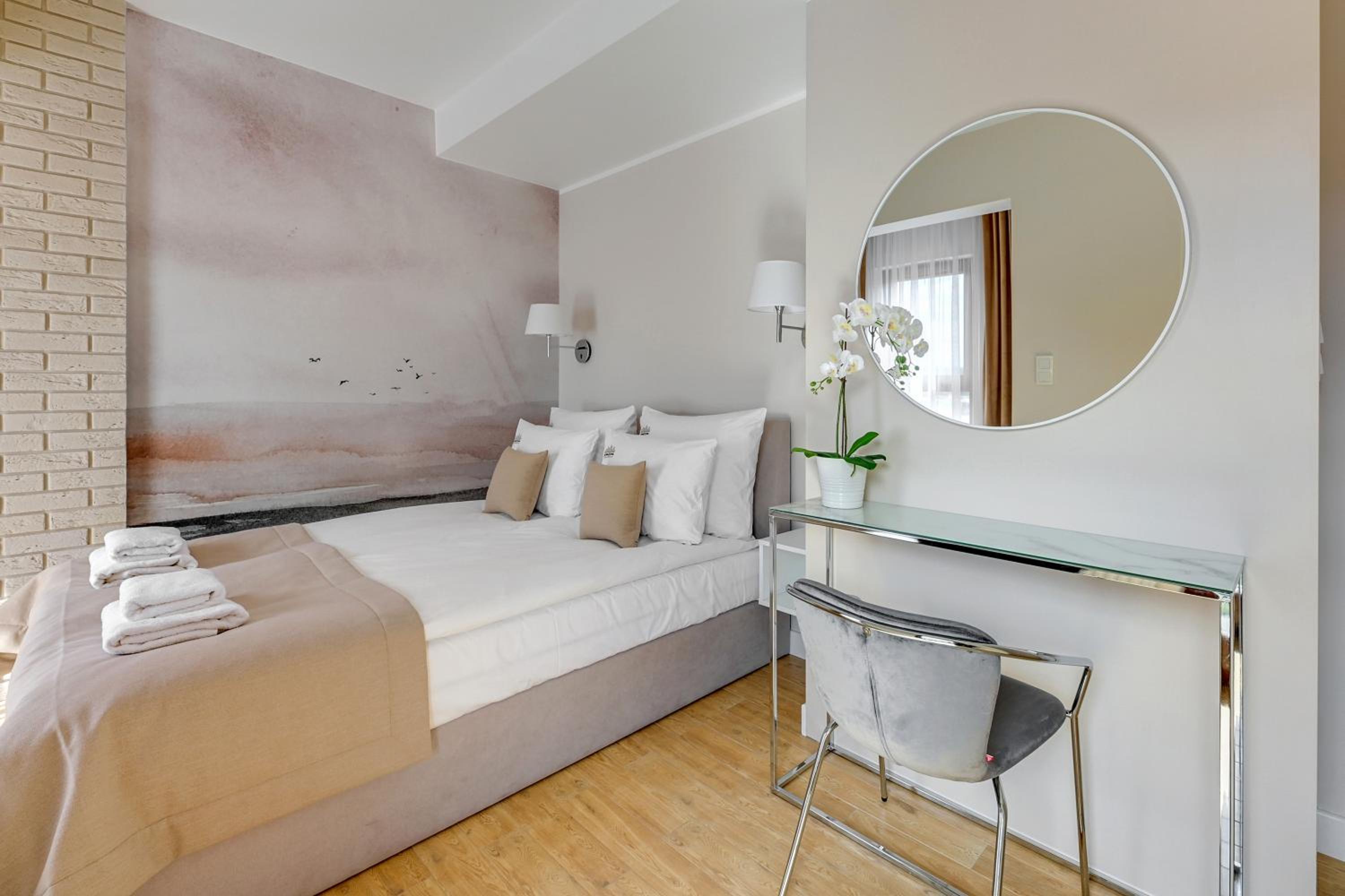 Aura III Apartments & Free Parking by Downtown Apartments