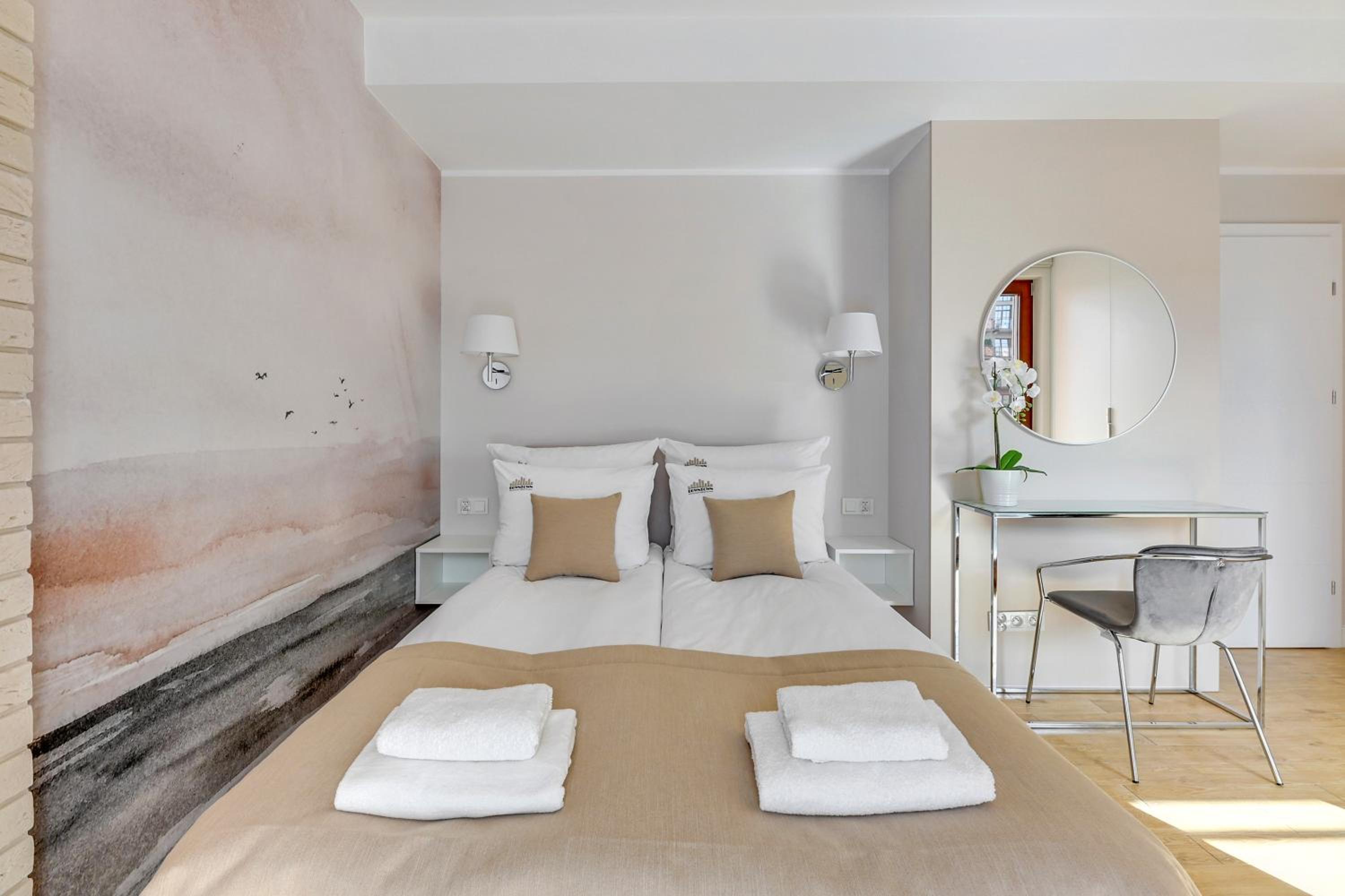 Aura III Apartments & Free Parking by Downtown Apartments