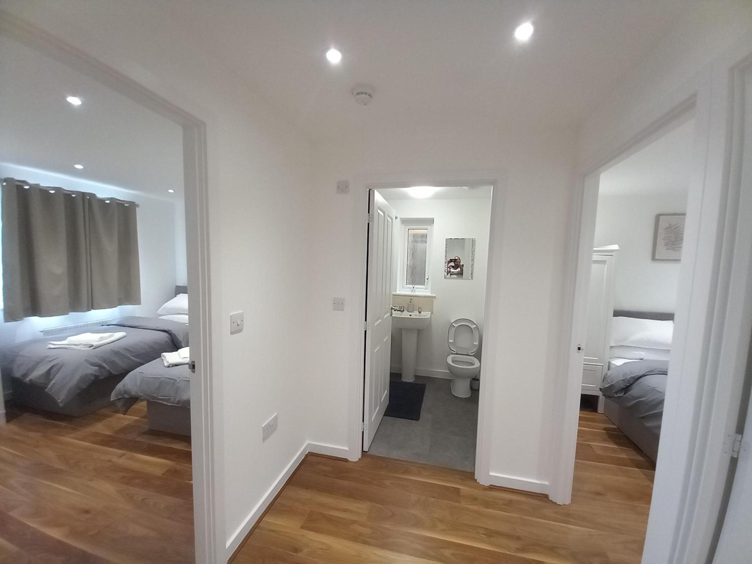 Modern 3bedroom house with Netflix & 2Driveway parking