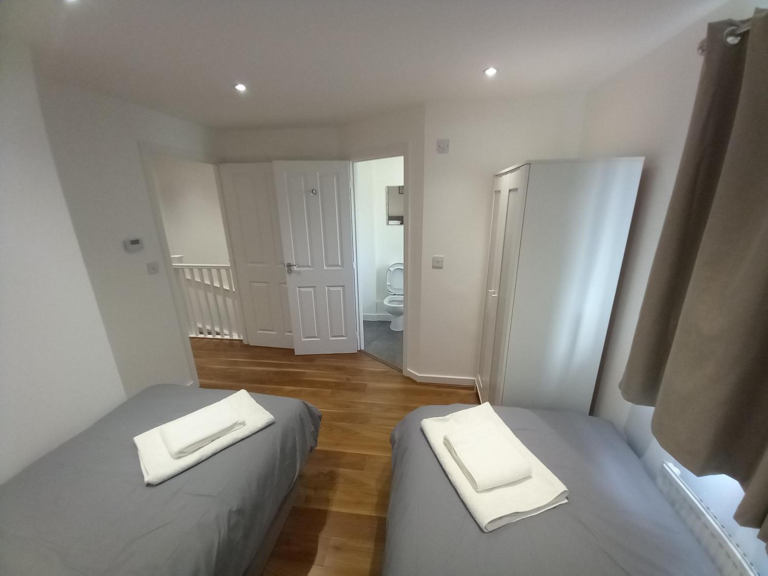 Modern 3bedroom house with Netflix & 2Driveway parking