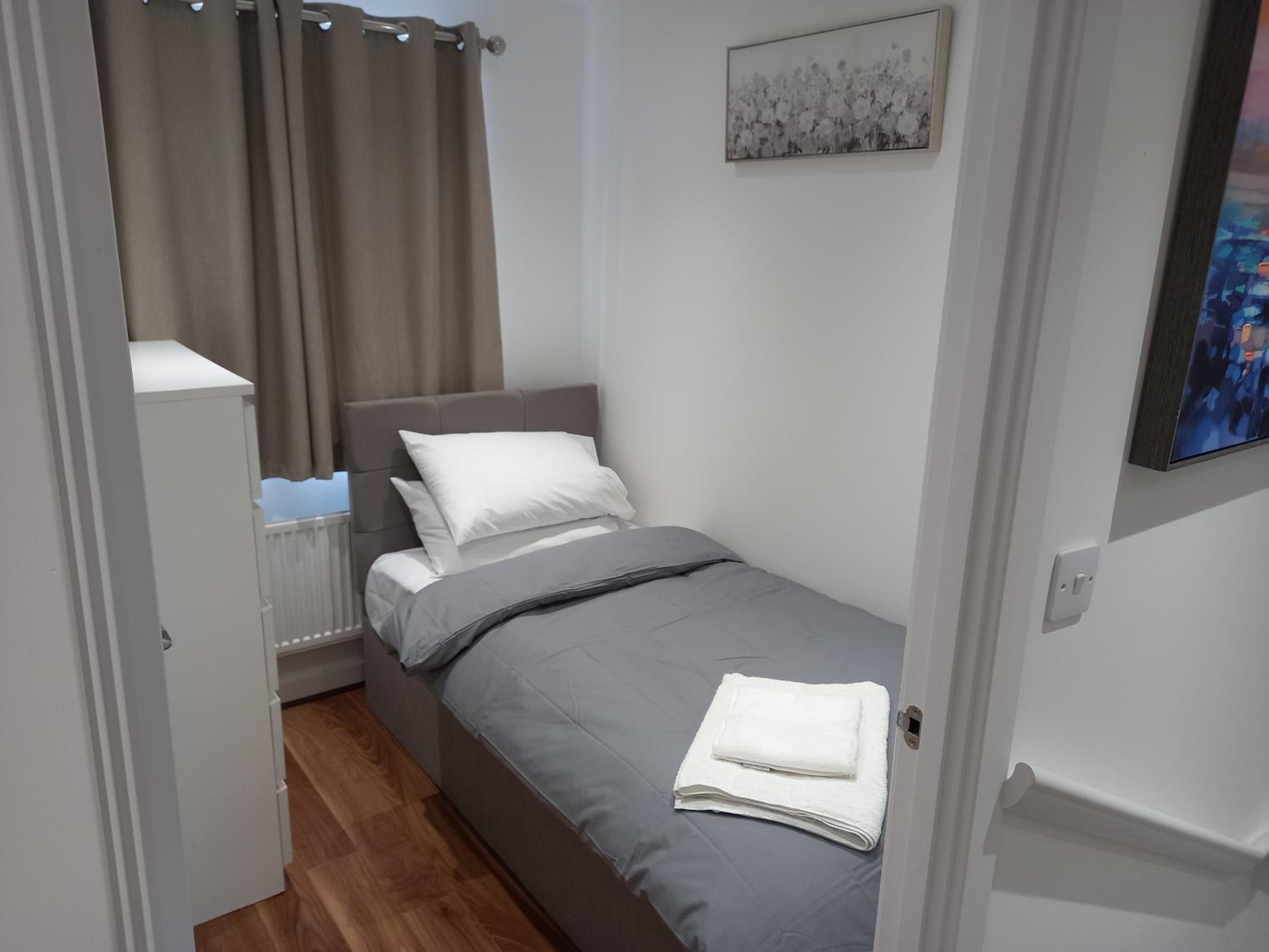 Modern 3bedroom house with Netflix & 2Driveway parking