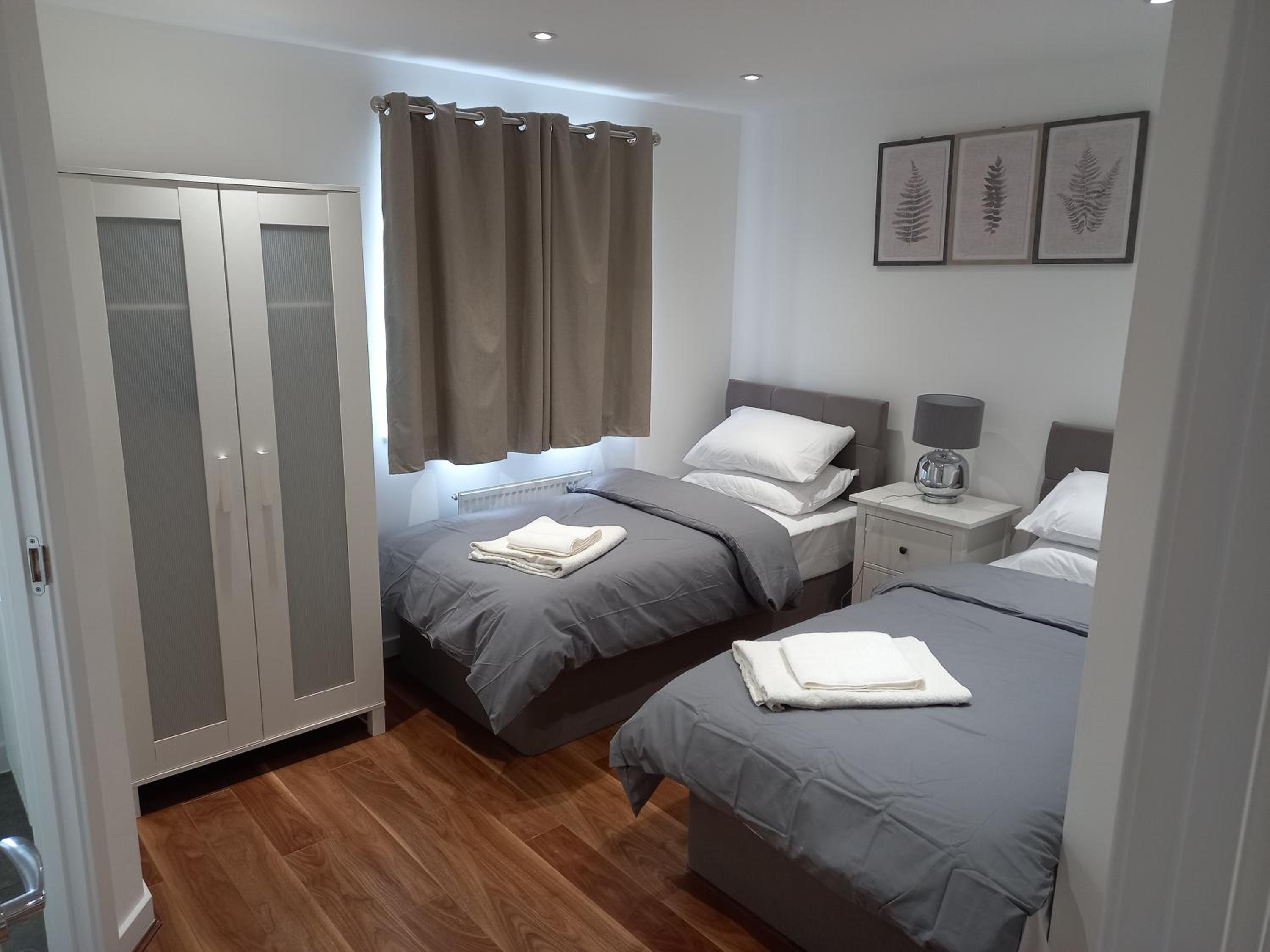 Modern 3bedroom house with Netflix & 2Driveway parking