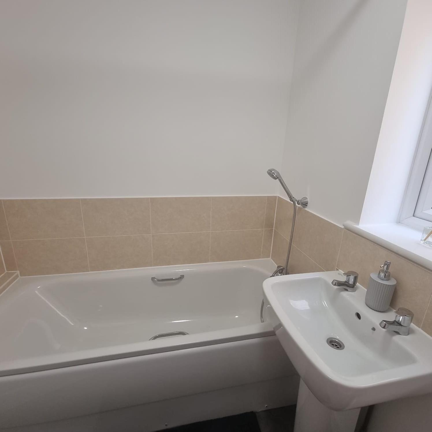 Modern 3bedroom house with Netflix & 2Driveway parking