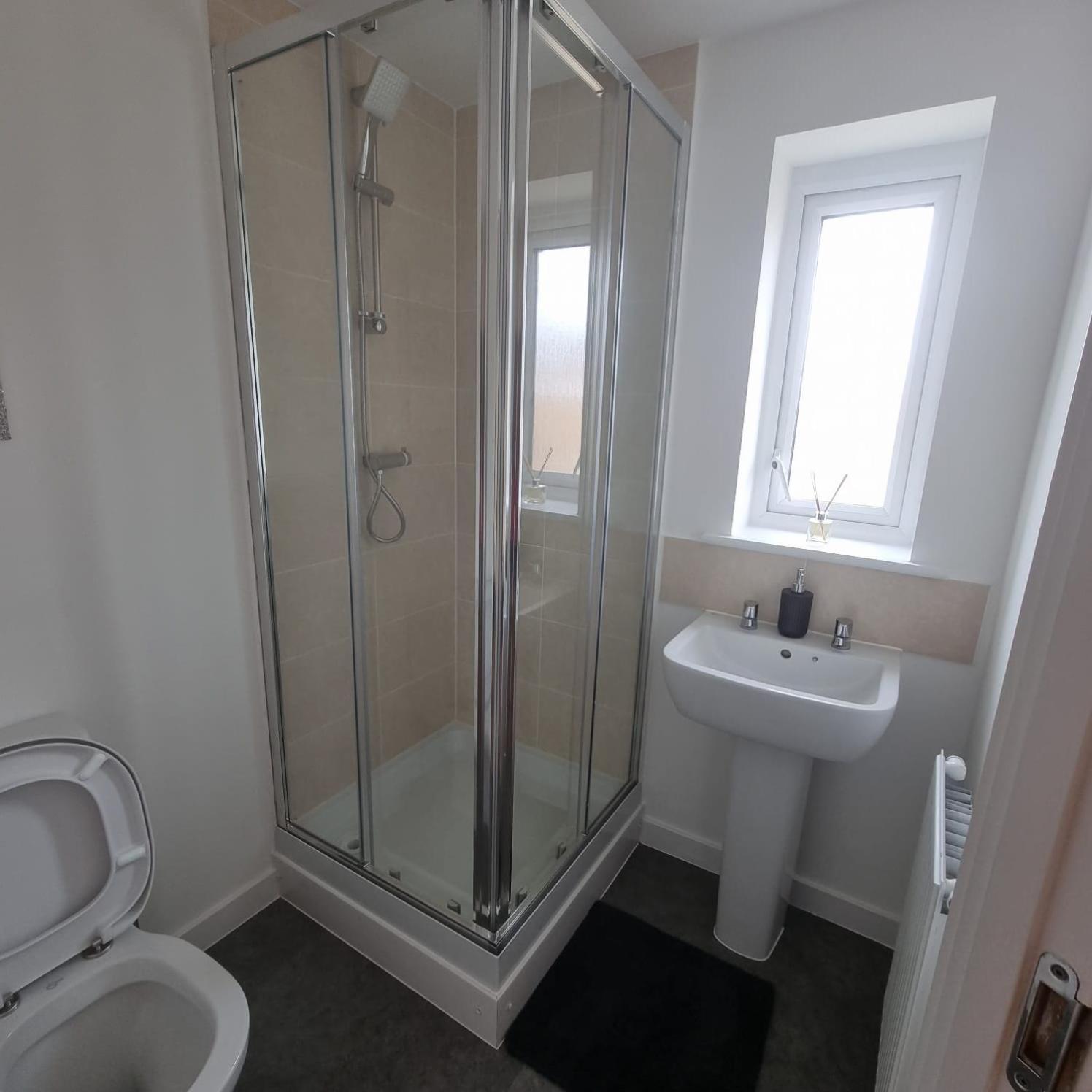 Modern 3bedroom house with Netflix & 2Driveway parking