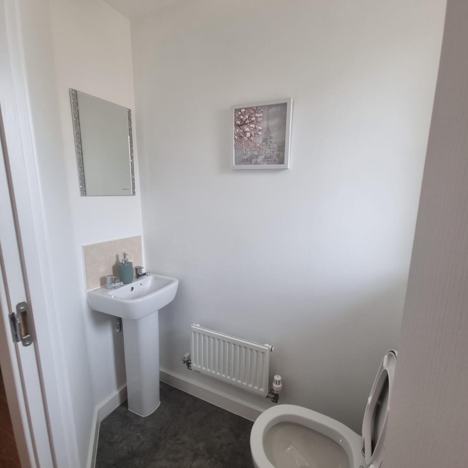 Modern 3bedroom house with Netflix & 2Driveway parking