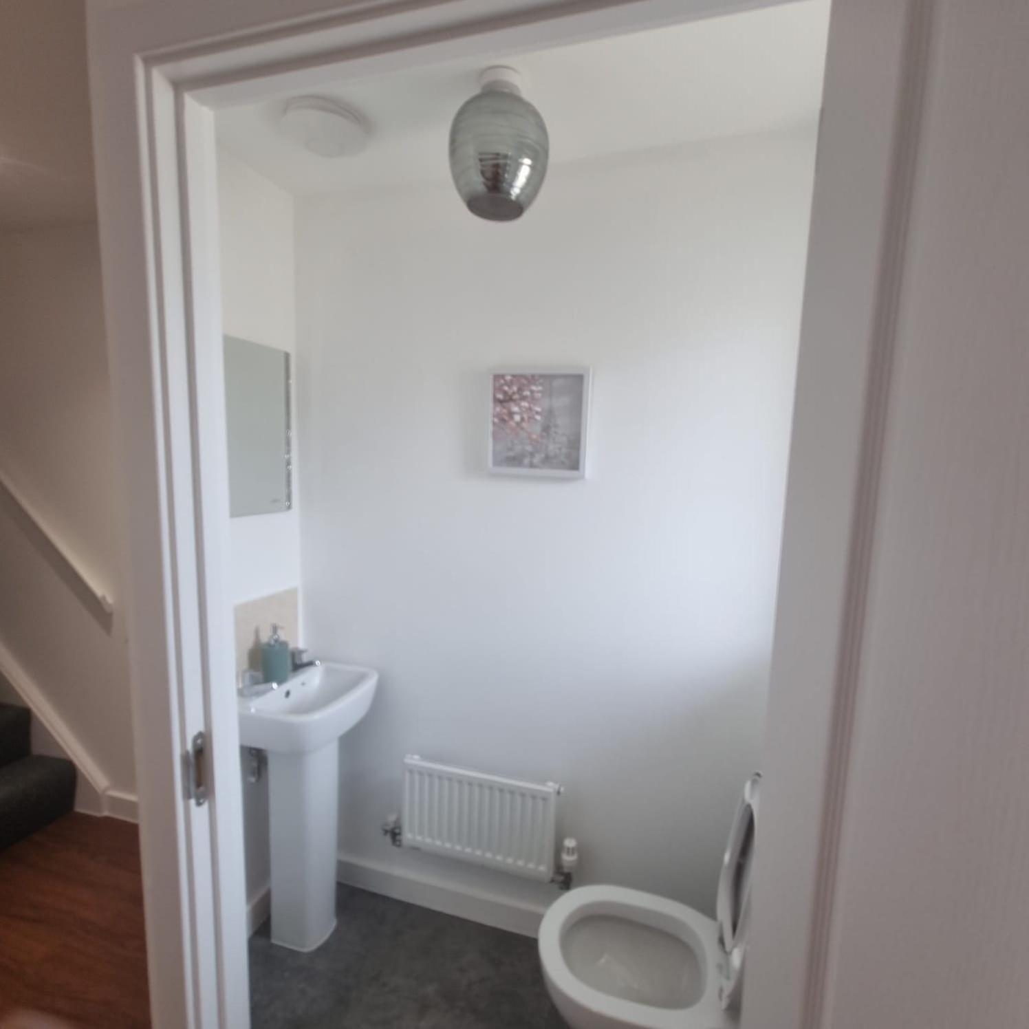Modern 3bedroom house with Netflix & 2Driveway parking