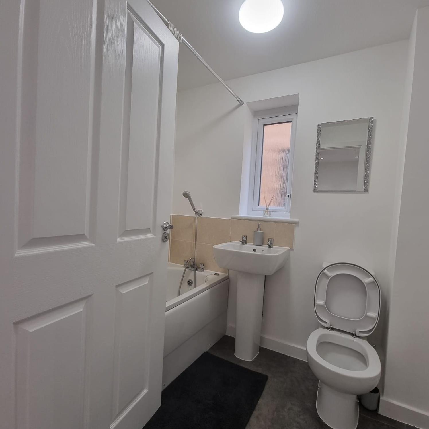 Modern 3bedroom house with Netflix & 2Driveway parking