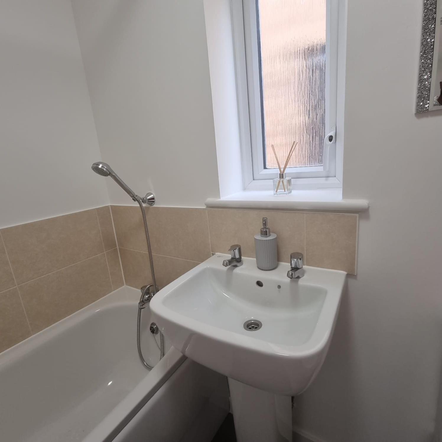 Modern 3bedroom house with Netflix & 2Driveway parking