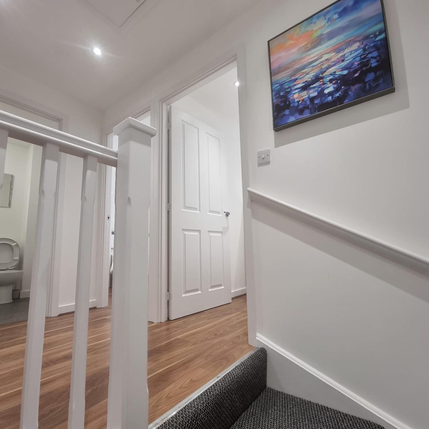 Modern 3bedroom house with Netflix & 2Driveway parking