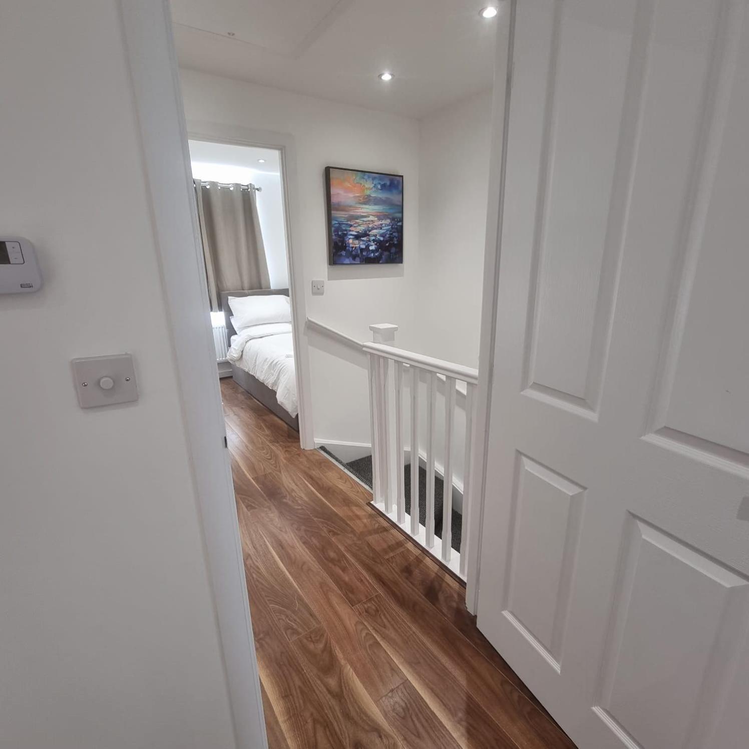 Modern 3bedroom house with Netflix & 2Driveway parking