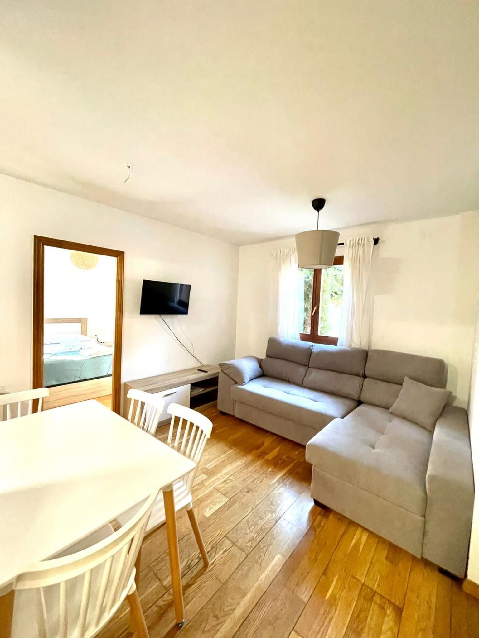 ACOGEDOR PISO EN SORT CON PISCINA
