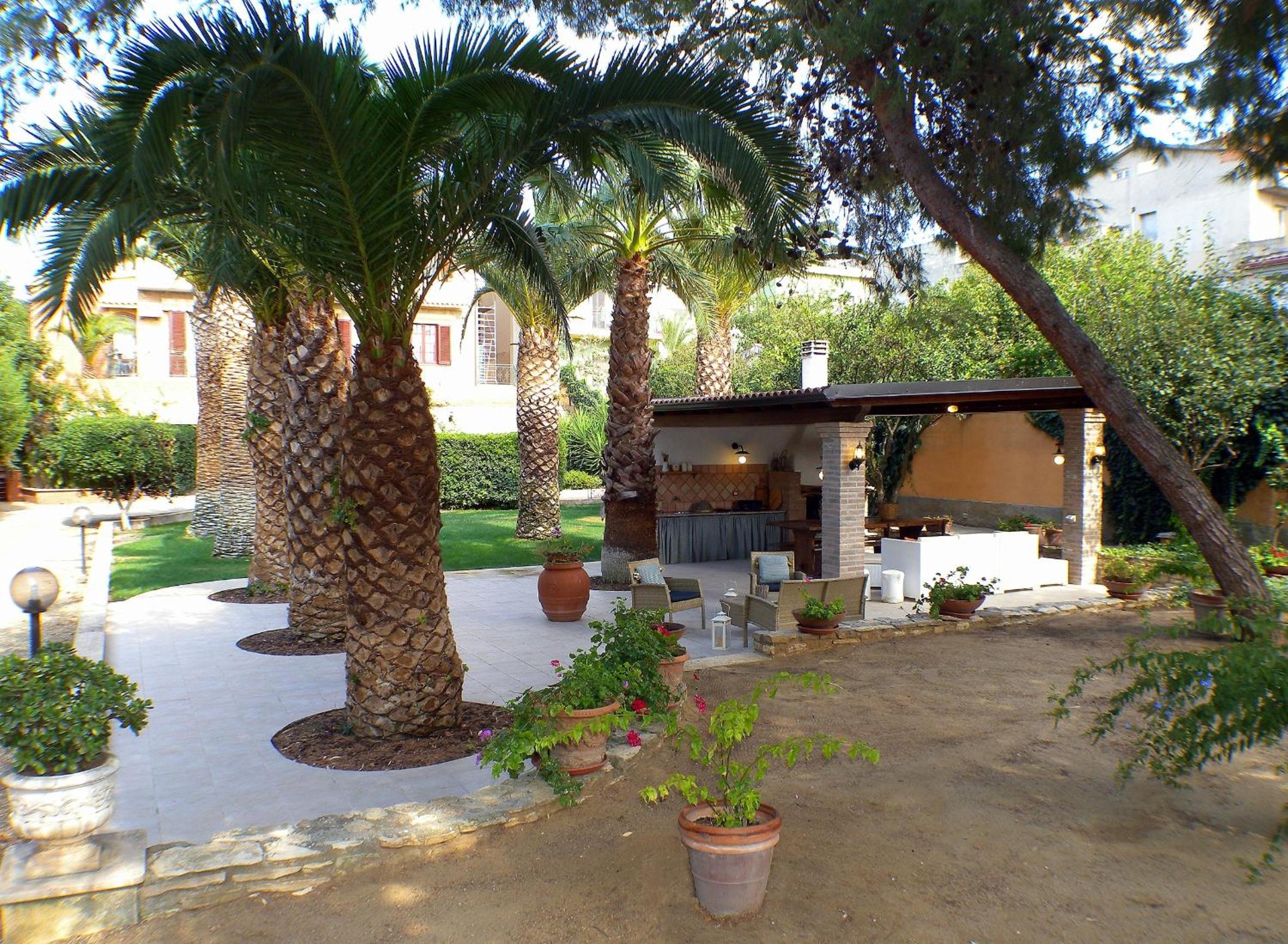 BB DoliaHouse view 3