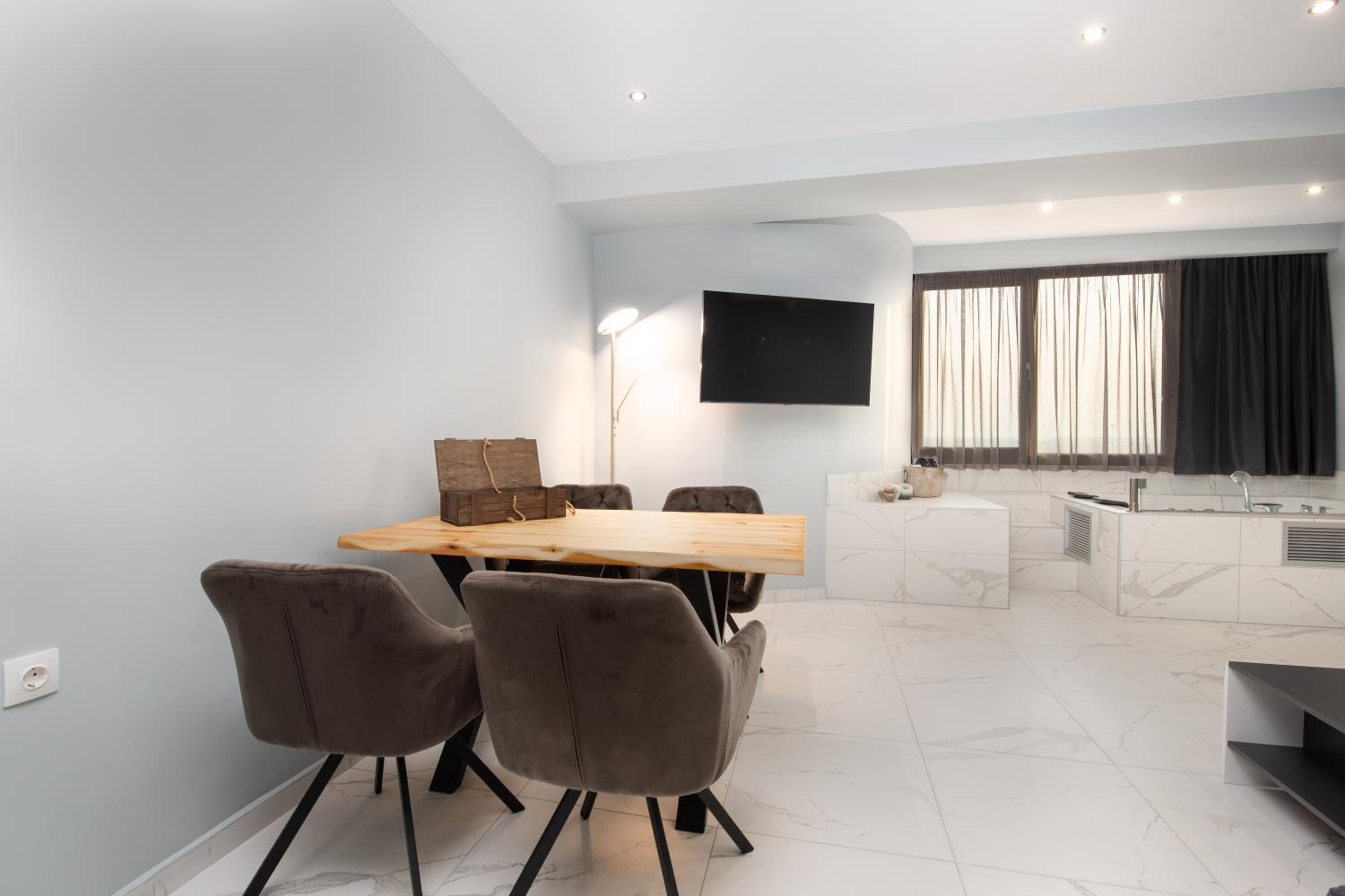 Sea & City LUXURY SUITE view 4
