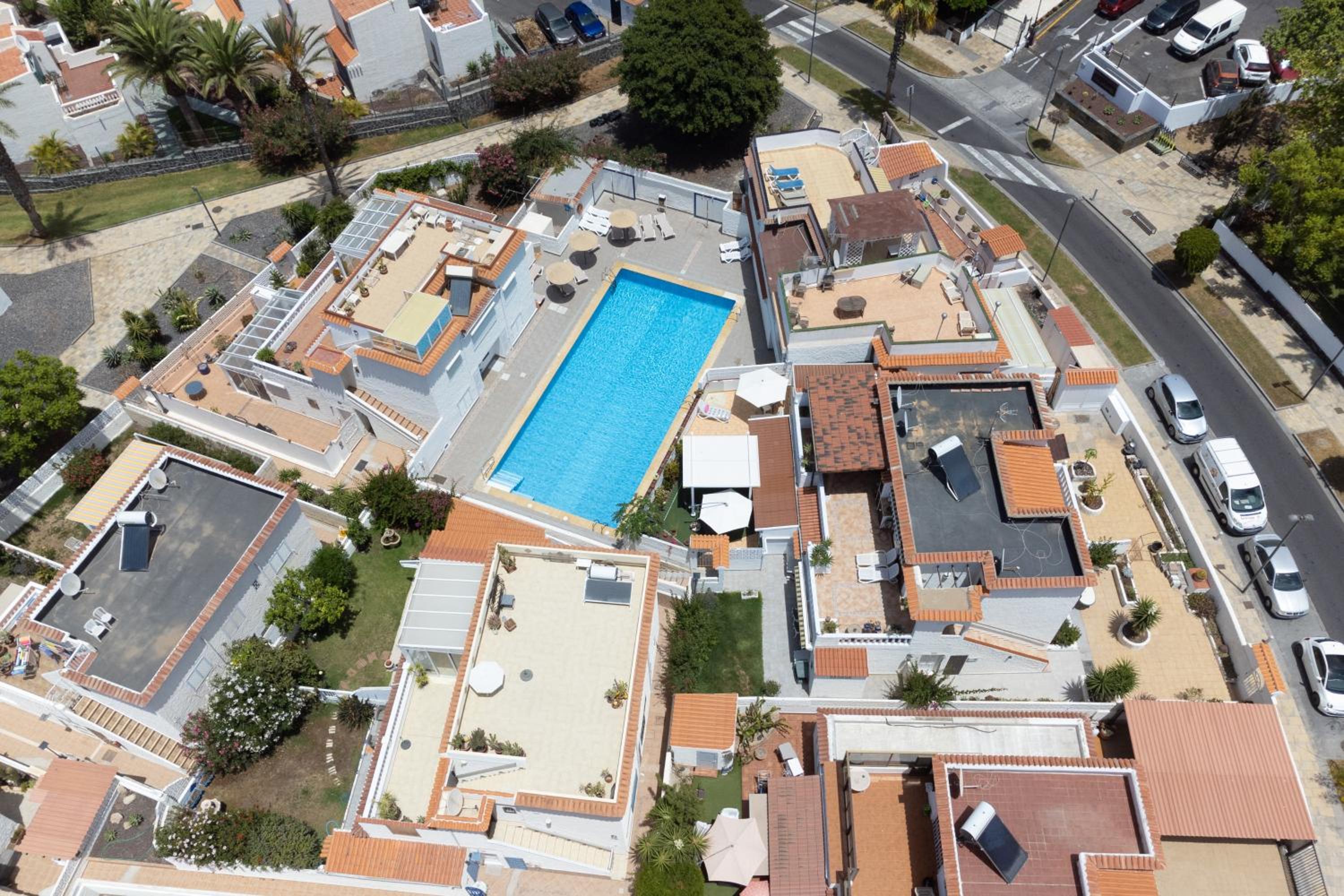 VILLA URBANIA Holiday Home By Sunkeyrents view 5