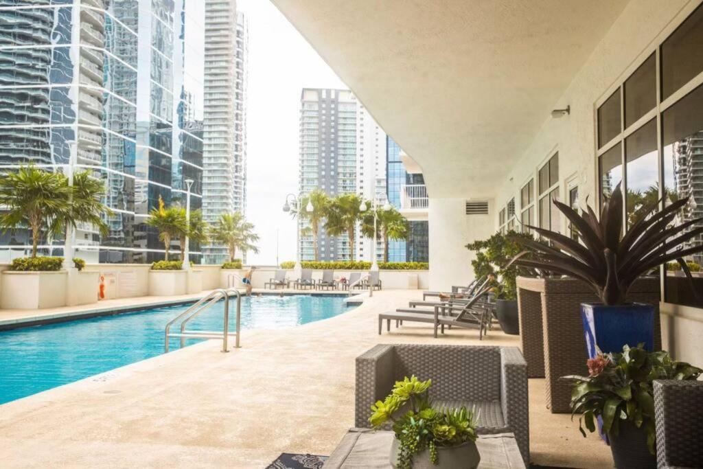 Lovely condo with city & ocean views. Sleep up to 6 people!
