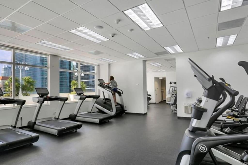 Lovely condo with city & ocean views. Sleep up to 6 people!