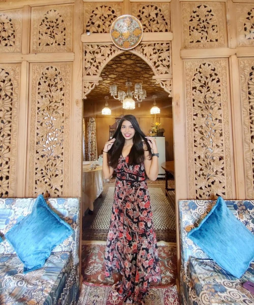 EXOTIC YOUNG SHREEN HOUSEBOAT view 3