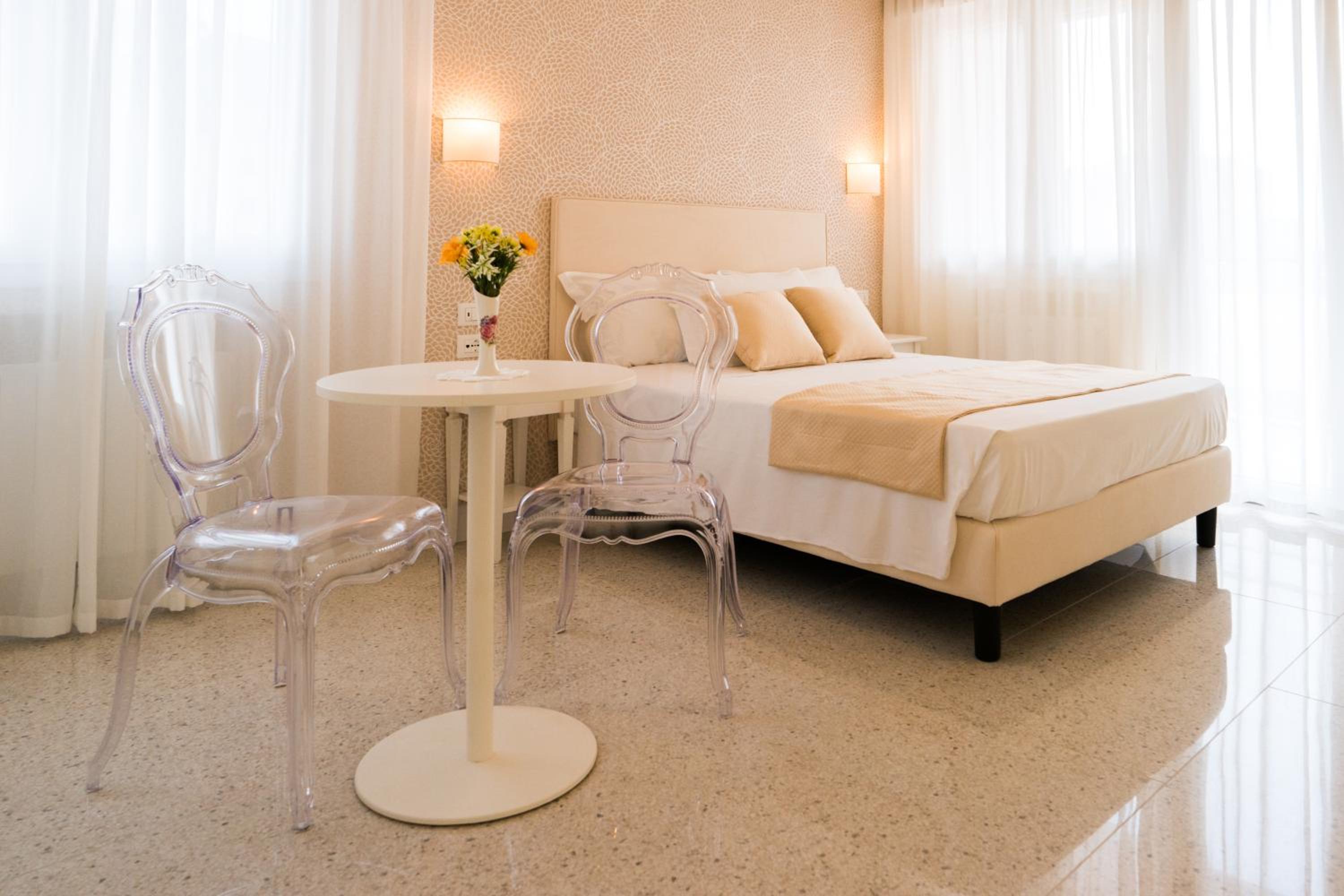 Guest House Train Station Venice - Atika & Atif