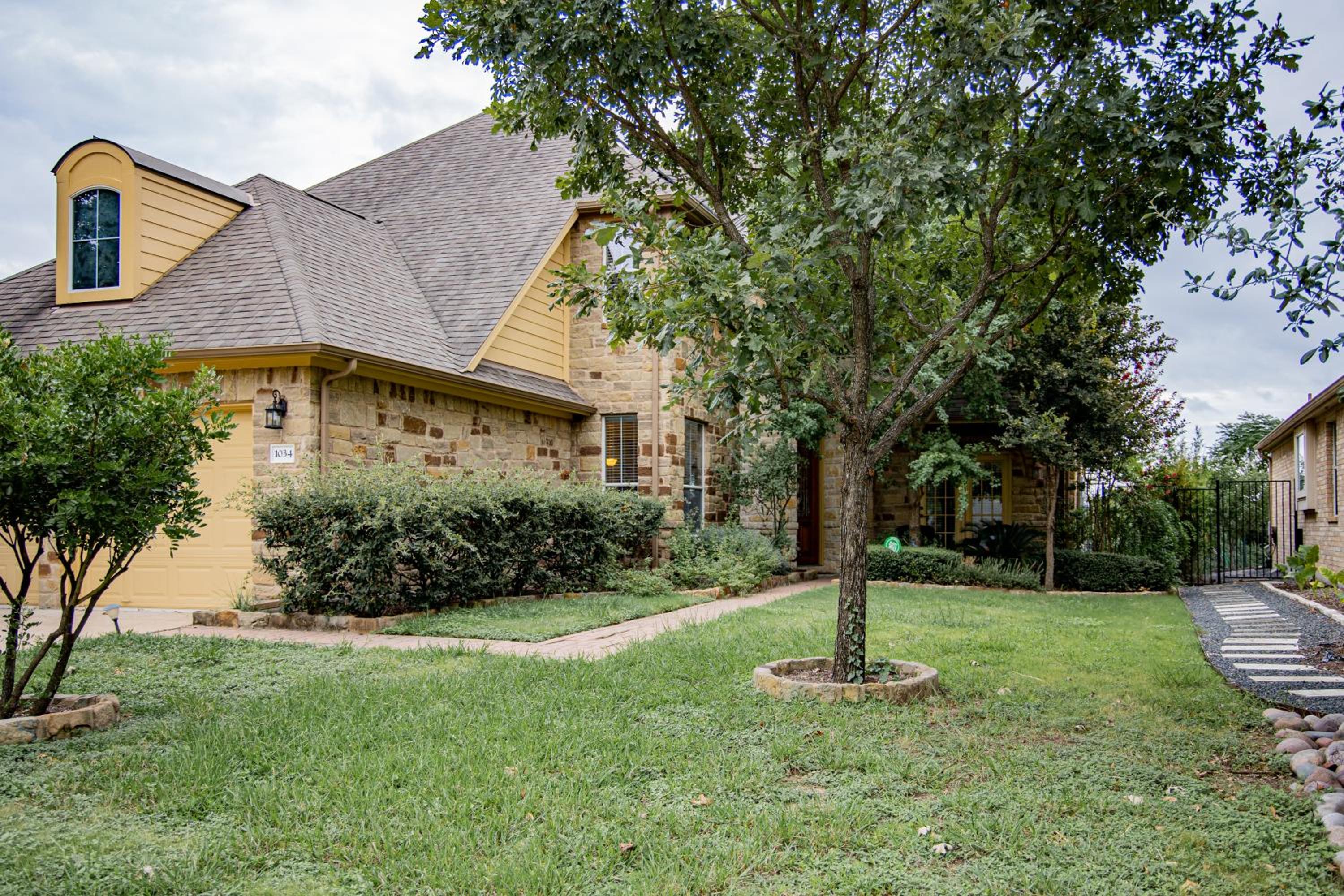Austin Charm Home by The Key Rentals view 3