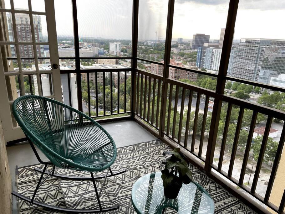 Home Away from Home Condo Downtown ATL 16th floor